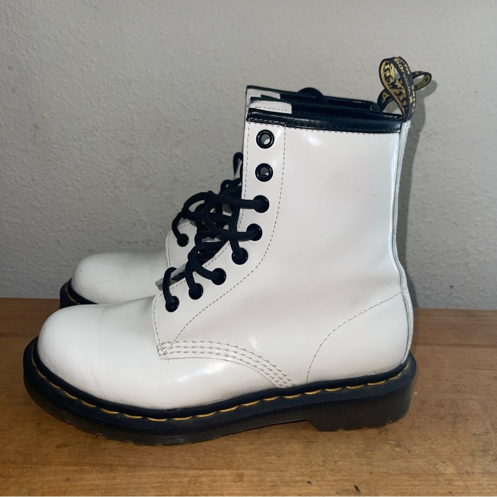 Dr. Martens 1460 Smooth Leather White Lace Up 8 Eye Women’s Boots 11821 Sz 6 - Picture 4 of 9